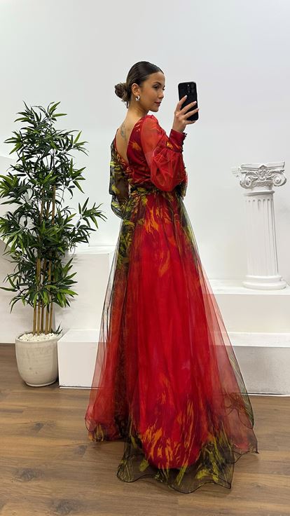 Rotes Abendkleid aus Tüll mit V-Ausschnitt