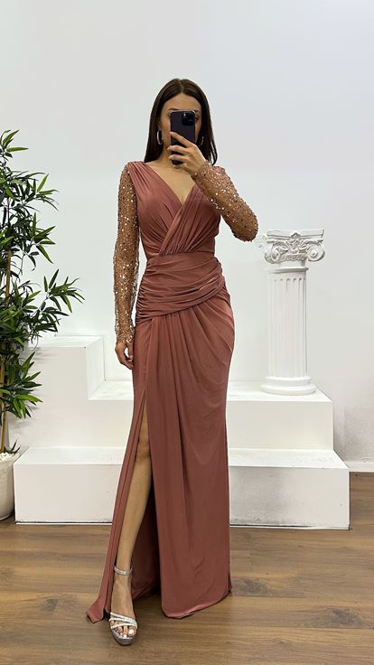 Braunes besticktes Abendkleid mit V-Ausschnitt und Ärmeln