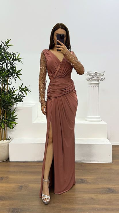 Braunes besticktes Abendkleid mit V-Ausschnitt und Ärmeln