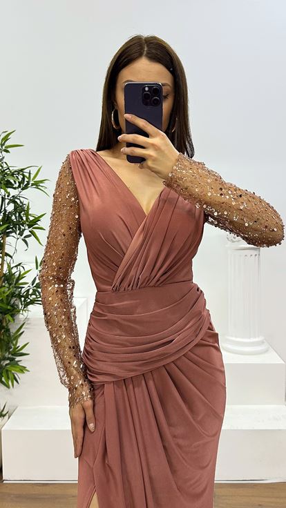 Braunes besticktes Abendkleid mit V-Ausschnitt und Ärmeln