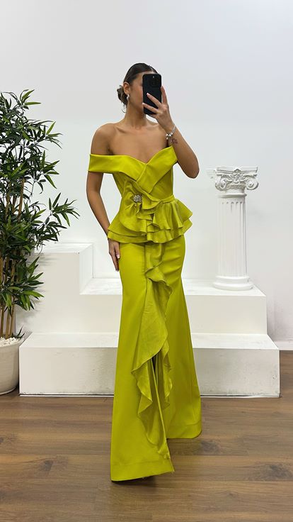 Abito da sera Valon con scollo a barca color nocciola