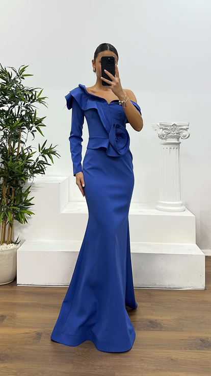 Abito da sera con dettagli floreali indaco