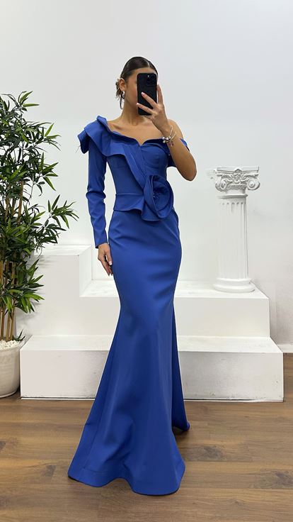 Abito da sera con dettagli floreali indaco