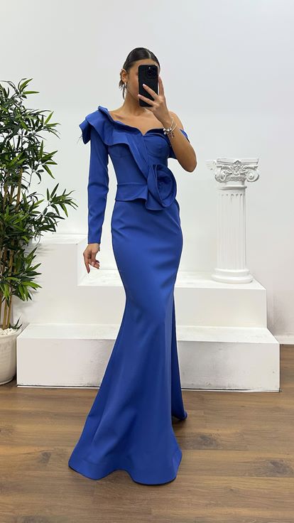 Abito da sera con dettagli floreali indaco