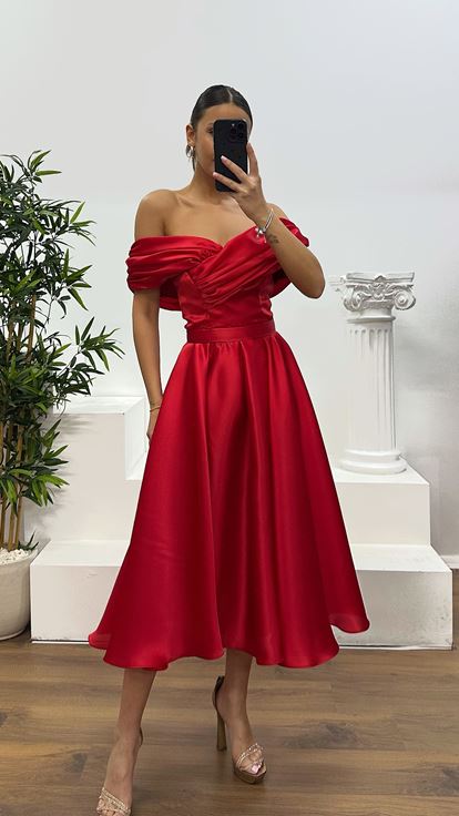 Abito da sera midi con dettagli sul retro rosso