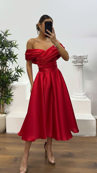 Abito da sera midi con dettagli sul retro rosso