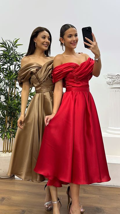 Abito da sera midi con dettagli sul retro rosso