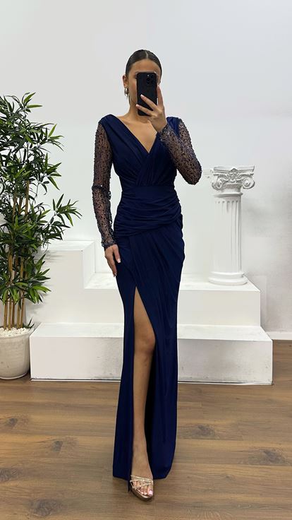 Marineblaues Abendkleid mit V-Ausschnitt und bestickten Ärmeln