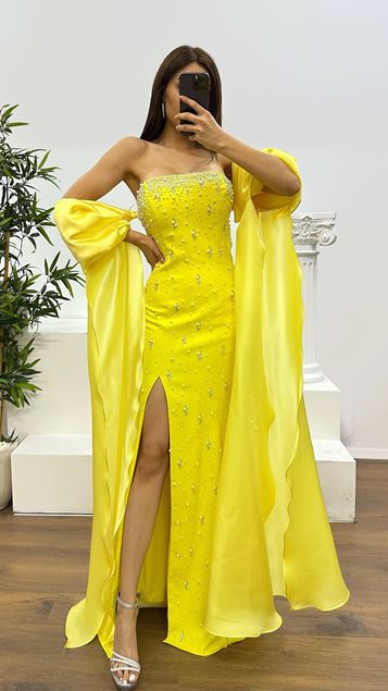 Gelbes Abendkleid mit Ballonärmeln und Perlendetail