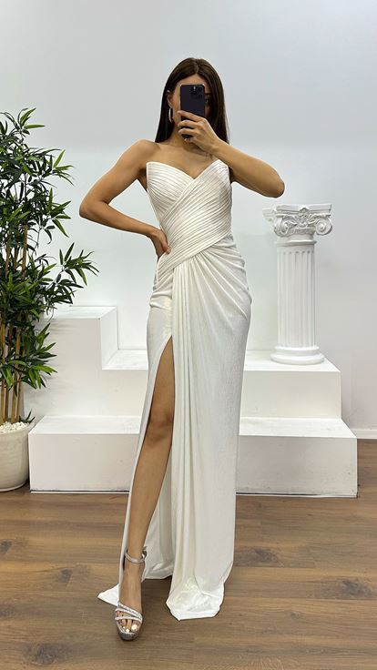 Abito da sera lucido senza spalline color oro osso