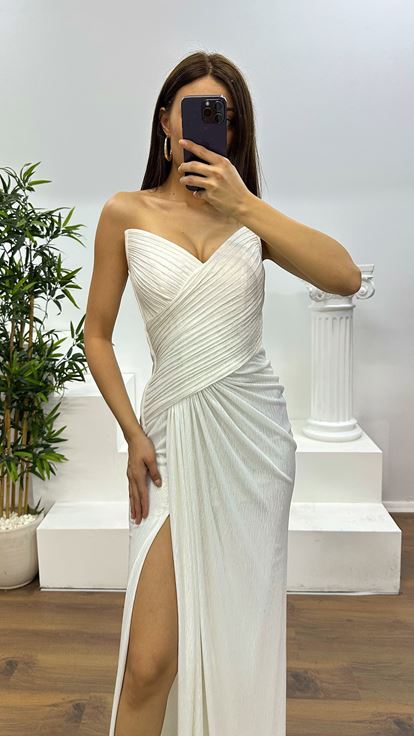 Abito da sera lucido senza spalline color oro osso