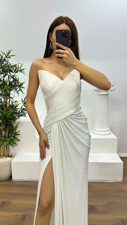 Abito da sera lucido senza spalline color oro osso