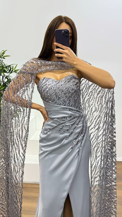 Vestido de noche brillante sin tirantes de color cobre