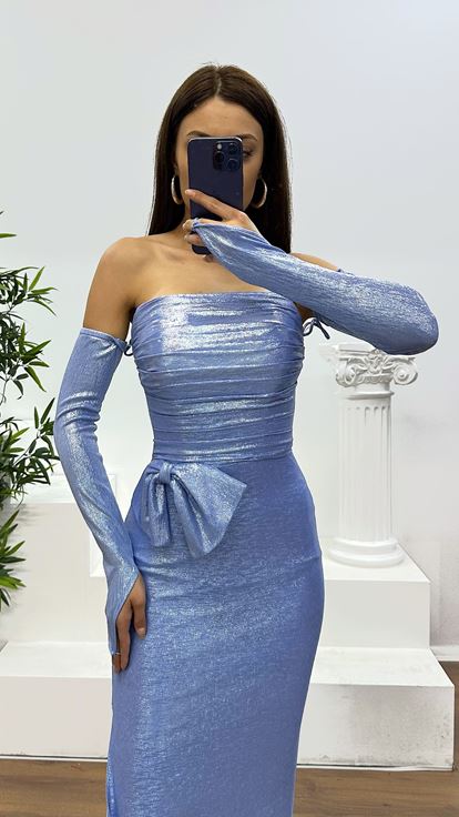 Robe de soirée bleue sans bretelles avec nœud