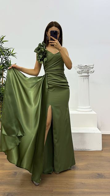 Abito da sera monospalla color cachi con dettagli floreali