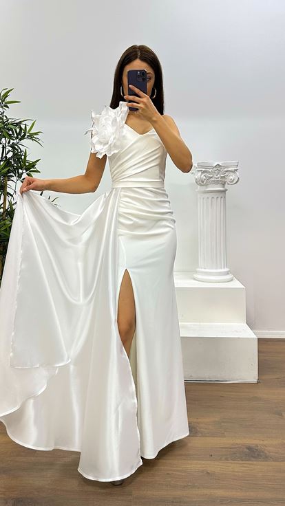 فستان سهرة أبيض بكتف واحد مزين بتفاصيل زهرية