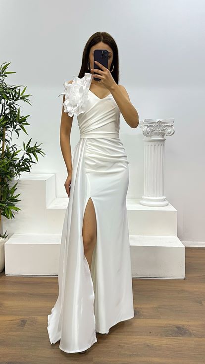 فستان سهرة أبيض بكتف واحد مزين بتفاصيل زهرية