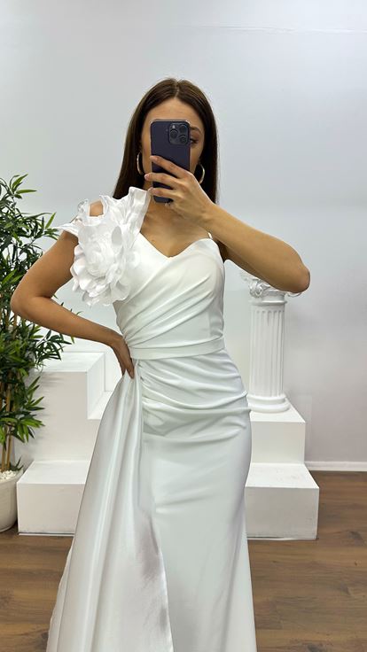 فستان سهرة أبيض بكتف واحد مزين بتفاصيل زهرية