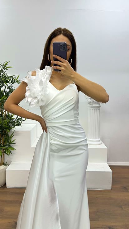 فستان سهرة أبيض بكتف واحد مزين بتفاصيل زهرية