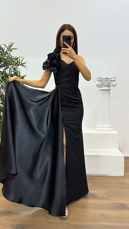 فستان سهرة أسود بكتف واحد مزين بتفاصيل زهرية