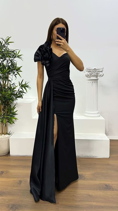 فستان سهرة أسود بكتف واحد مزين بتفاصيل زهرية