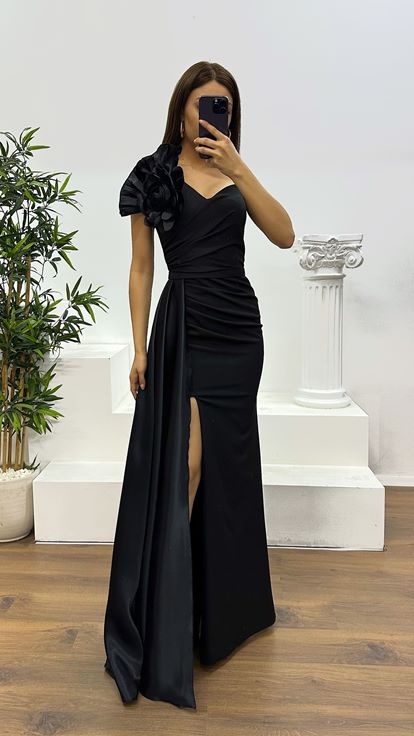 فستان سهرة أسود بكتف واحد مزين بتفاصيل زهرية