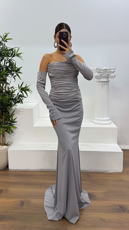 فستان سهرة رمادي اللون بتفاصيل ظهر