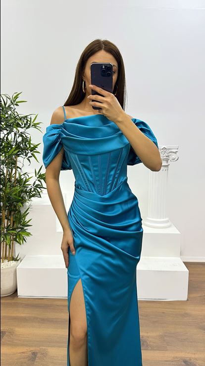 Vestido de noche de satén con tirantes de cuerda en color azul bebé