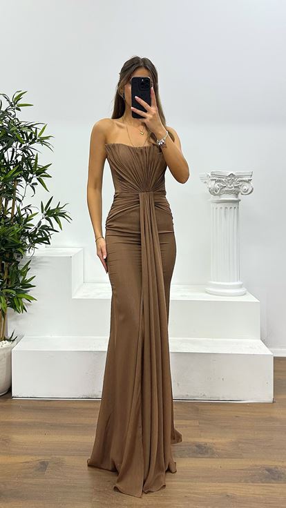 Vestido de noche marrón sin tirantes