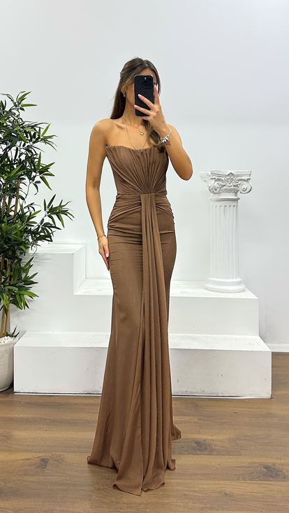 Vestido de noche marrón sin tirantes