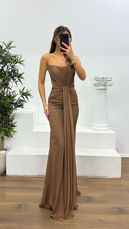 Vestido de noche marrón sin tirantes