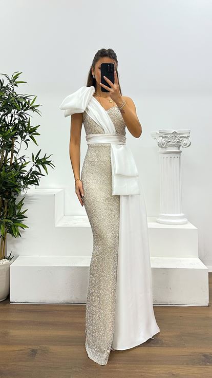 Robe de soirée asymétrique argentée en satin avec détails perlés