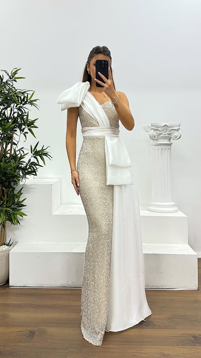 Robe de soirée asymétrique argentée en satin avec détails perlés