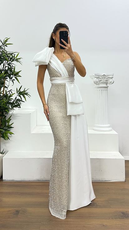 Robe de soirée asymétrique argentée en satin avec détails perlés