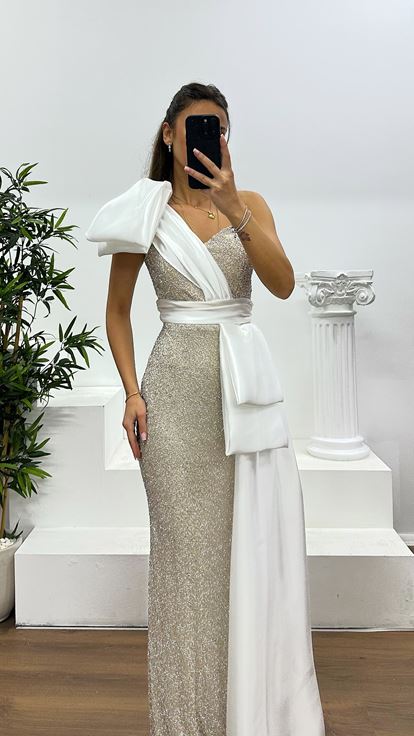 Robe de soirée asymétrique argentée en satin avec détails perlés