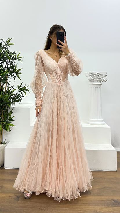 Puderfarbenes Abendkleid aus Crêpe-Tüll