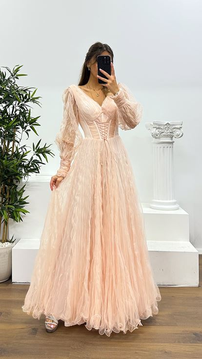 Puderfarbenes Abendkleid aus Crêpe-Tüll