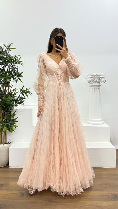 Puderfarbenes Abendkleid aus Crêpe-Tüll