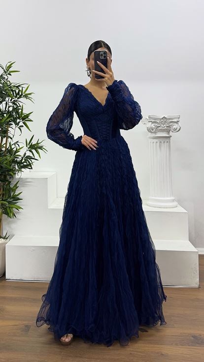 Marineblaues Abendkleid aus Crêpe-Tüll