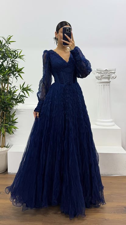 Marineblaues Abendkleid aus Crêpe-Tüll