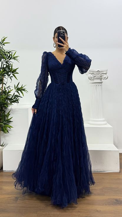 Marineblaues Abendkleid aus Crêpe-Tüll