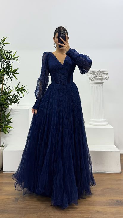 Marineblaues Abendkleid aus Crêpe-Tüll