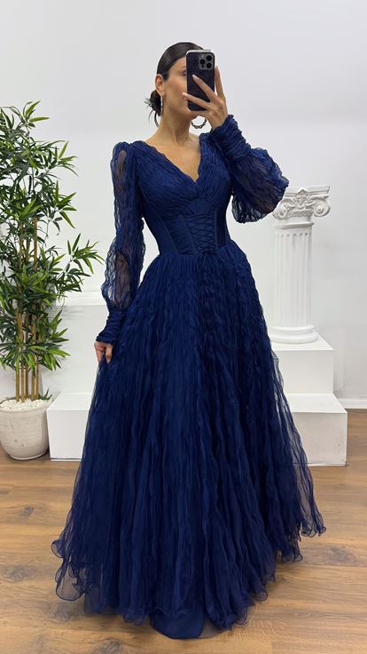 Marineblaues Abendkleid aus Crêpe-Tüll