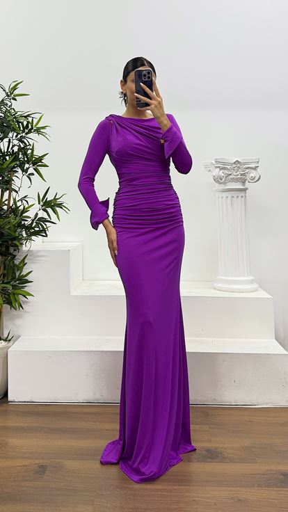 Robe de soirée fuchsia drapée avec détails aux manches