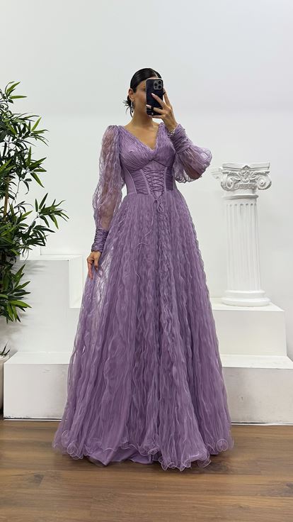 Abendkleid aus fliederfarbenem Tüll