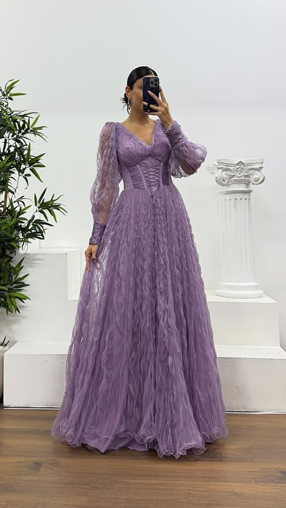 Abendkleid aus fliederfarbenem Tüll