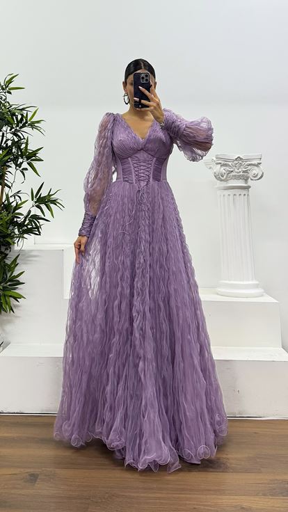 Abendkleid aus fliederfarbenem Tüll