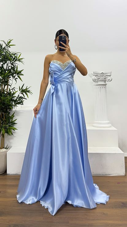 Abito da sera blu senza spalline con fiocco