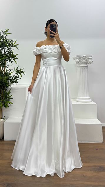 Robe de soirée plissée blanche à col bateau