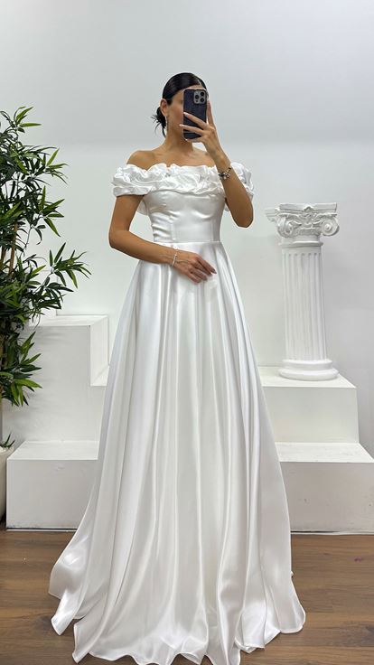 Abito da sera bianco plissettato con scollo a barca